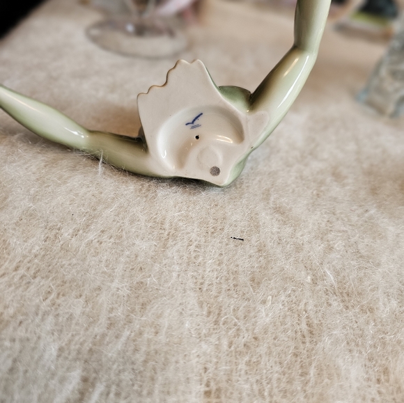 Adorable Porcelain Frog - Picture 3 of 4